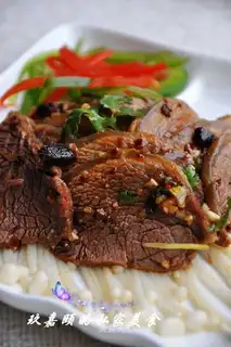 Spicy sauce with beef