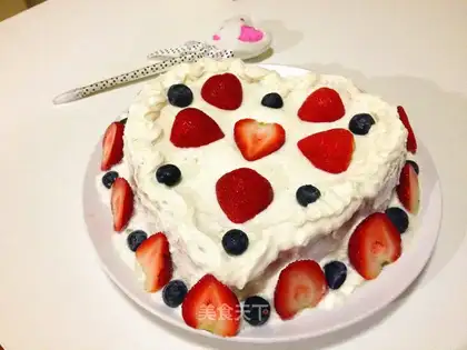 Heart-shaped strawberry snowcake
