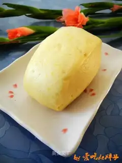 Pumpkin's knife cut the buns