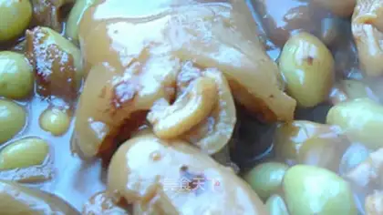 White fruit burning pigs' feet