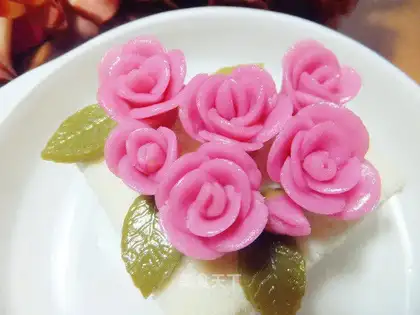 Rose rice cake