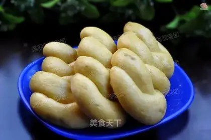 A pheasant yellow-faced bun