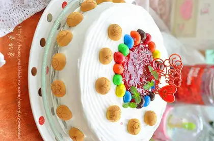 Berry twirl cake