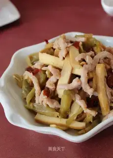 Squeeze the beans with fried meat