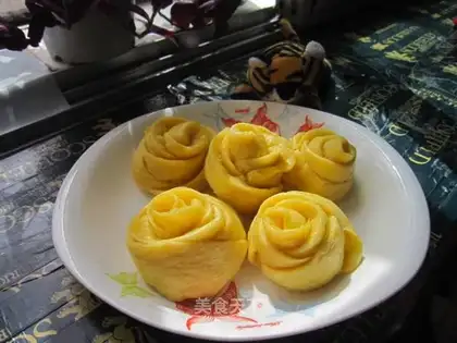 Pumpkin rose roll
