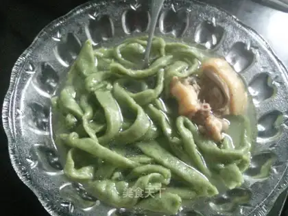 Chicken soup spinach noodles