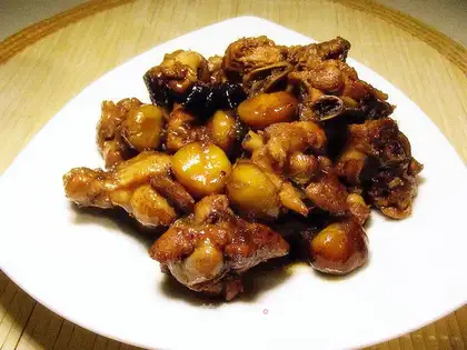 Red-burned chestnut chicken