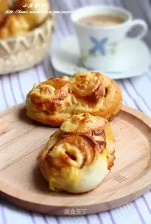 Bacon cheese rolls