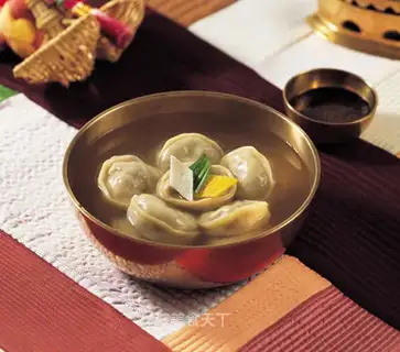 Korean cabbage dumpling soup