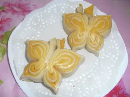 Butterfly buns