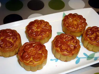 A wide moon cake