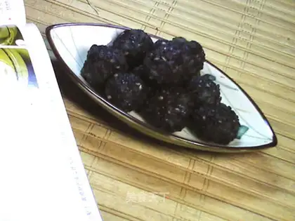 Black sesame ball