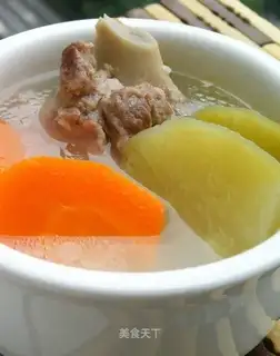 Stewed pork bones with green carrot