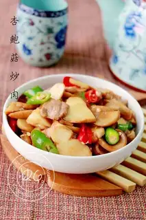 Fried pork slices with fresh and spicy mushroom