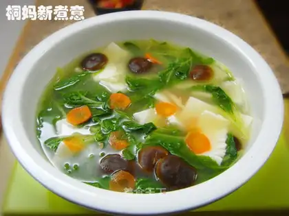 Green vegetables, mushrooms and konjac soup