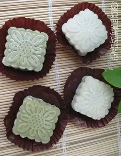 Matcha two-color ice skin mooncake