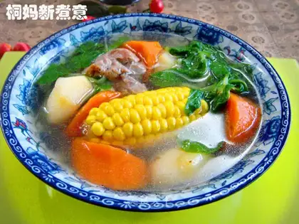 Fresh vegetable pork bone soup