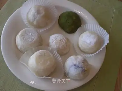 snowy moon cakes