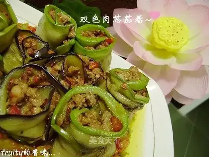 Two-color tomato roll with meat core