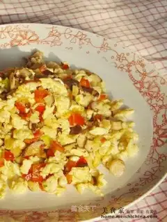 Scrambled eggs with mushrooms