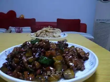 Fried diced chicken with peach kernels in sauce