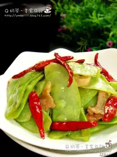Fried lentils with red pepper slices