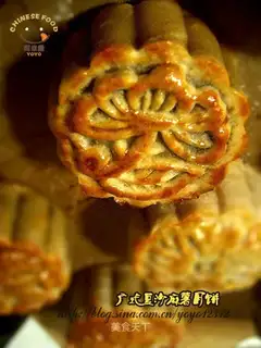 Guangdong-style bean paste and sesame potato moon cake