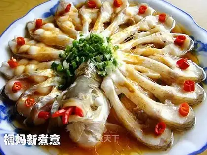 Peacock opens screen Wuchang fish
