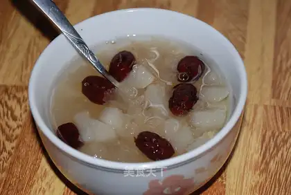 Tremella soup in a warm water bottle