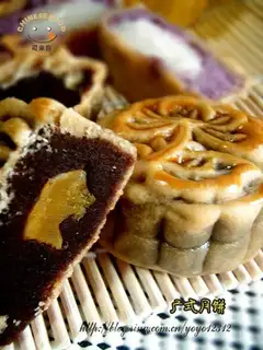 Guangdong-style bean paste and egg yolk moon cake