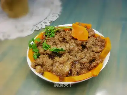 Steamed pork with pumpkin powder