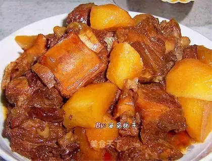 Stewed potatoes with pork ribs