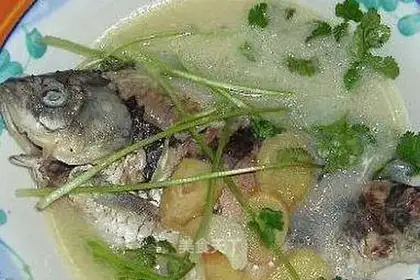 Milk soup, white radish and crucian carp