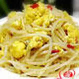 Scrambled eggs with bean sprouts