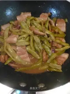 Stewed beans with pork belly
