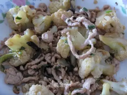 Sauteed pork slices with cauliflower