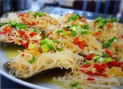 Steamed scallops with chopped pepper and vermicelli
