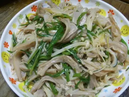 Shredded belly with golden mushroom in onion oil