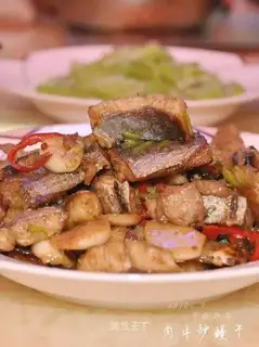 Fried eel with pork slices