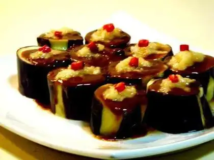 Sesame sauce and garlic mixed with tomato paste
