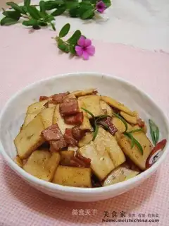 Fried mushroom with black pepper and bacon