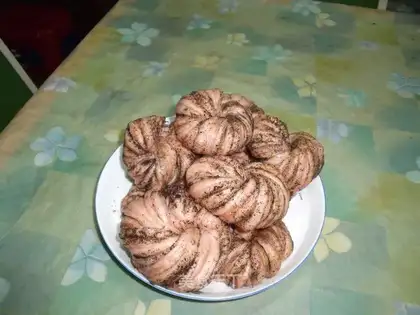 Red sesame rolls