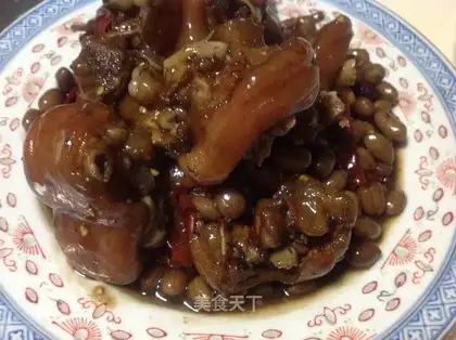 Peanut pig's hand