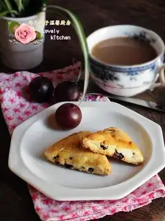 Twinberry pecan scon