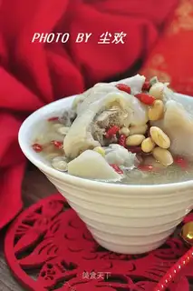 Soybeans pork soup