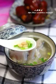 Pig hoof soy soup