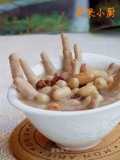 Peanut stew chicken claws