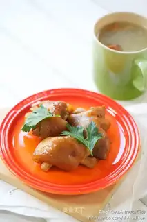 A pot of pigs' feet