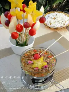 A hot pot of beauty fruit tea