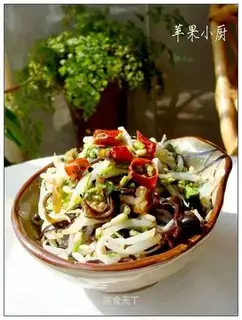 Sour green bean sprouts